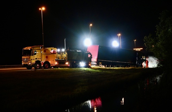 Afgegleden vrachtwagen geborgen; A2 donderdagavond tijdelijk gesloten