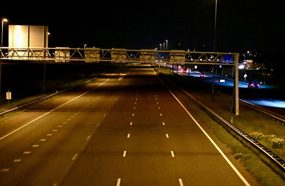 Afgegleden vrachtwagen geborgen; A2 donderdagavond tijdelijk gesloten