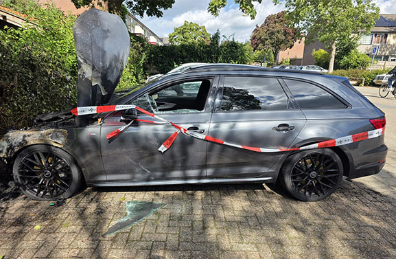 Autobrand aan de Vurenlaan in Tiel, politie onderzoekt brandstichting