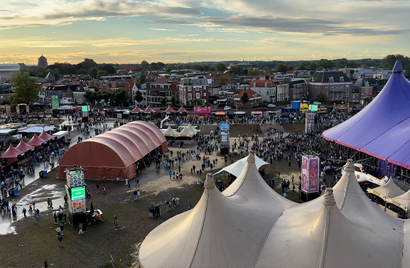 Appelpop dag 2: Een dag vol drukte, regenbuien en knallende acts