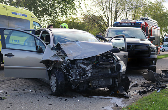 Frontale botsing tussen twee personenauto's op de Spoorstraat