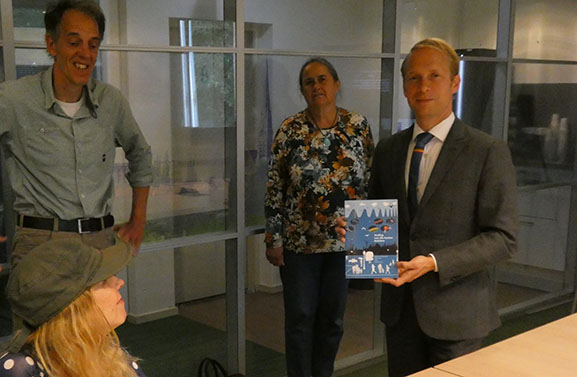 Culemborgs 5G Collectief overhandigt boek aan burgemeester