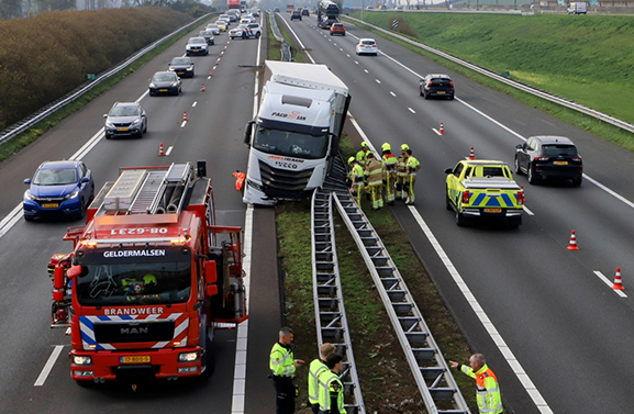Vrachtwagencombinatie botst met middenvangrail bij Wadenoijen