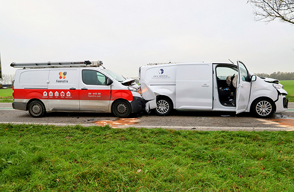 Kop-staartbotsing met vier voertuigen op de N320