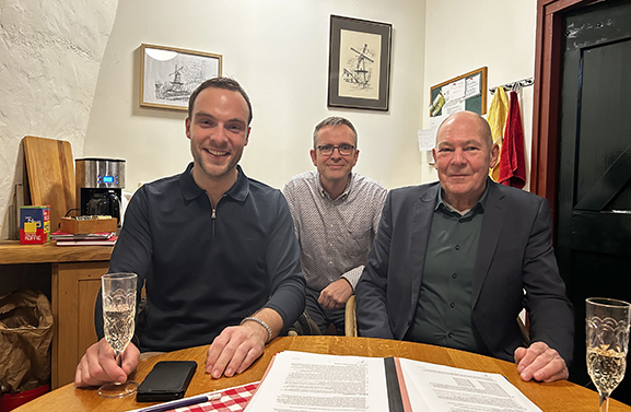 Gemeente Buren draagt molen Prins van Oranje officieel over aan stichting