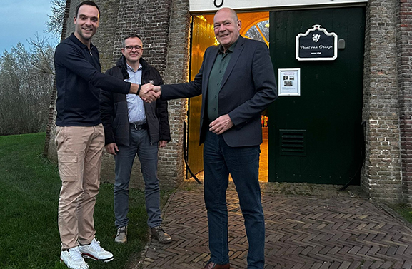 Gemeente Buren draagt molen Prins van Oranje officieel over aan stichting