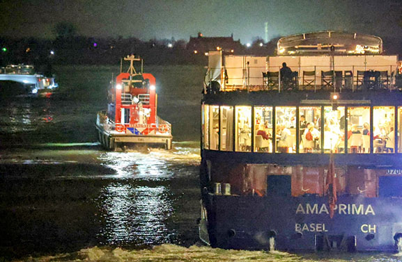 Vrouw onwel op passagiersschip bij Tiel, brandweer schiet te hulp