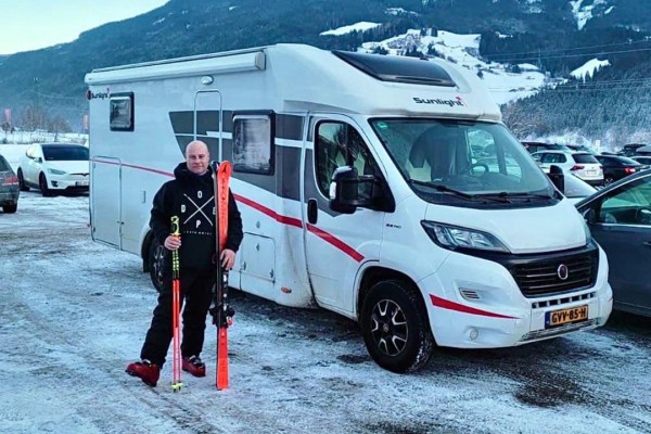 Twee ongevallen, één doel: Tim skiet alle skigebieden van Tirol