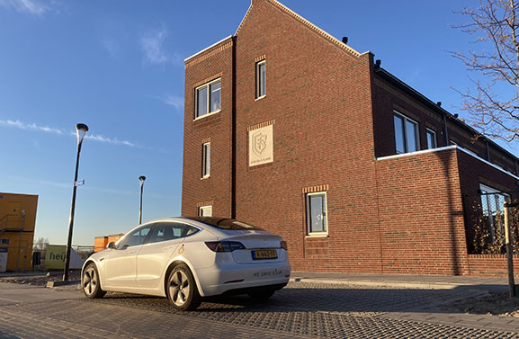Eerste deelauto op zonne-energie in Parijsch wordt geplaatst