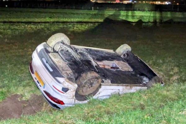 Auto op de kop ter hoogte van Ochten