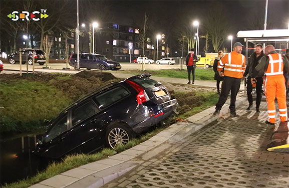 Auto te water bij winkelcentrum Westlede in Tiel