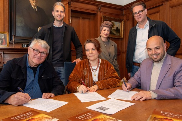 Stichting Burgerweeshuis gaat nog vijf jaar door met Sint en Kerstacties