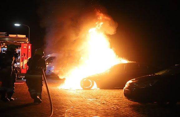 Auto brandt uit aan de Hertog Arnoldstraat in Tiel