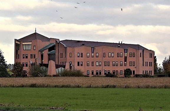 Buren gooit imposant gemeentehuis in de verkoop