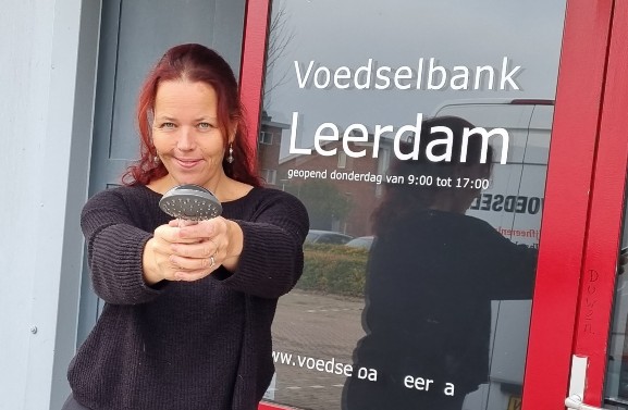 Voedselbank wil energiearmoede tegengaan met waterbesparende douchekop