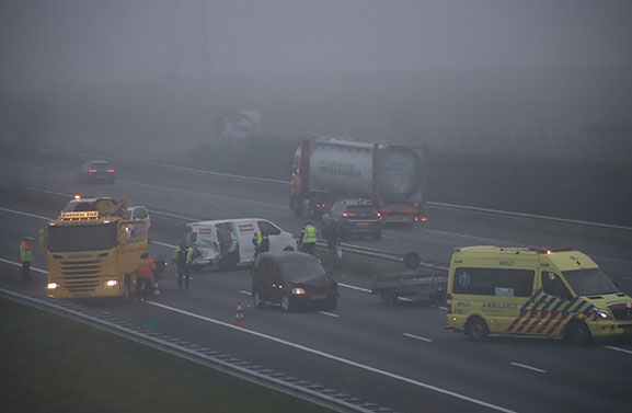 Busje beland op zijkant op de A15 bij Kapel-Avezaath