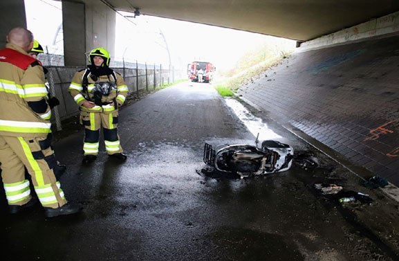 Scooter volledig uitgebrand onder het viaduct in Tiel