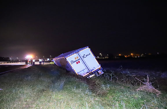 Vrachtwagen belandt in sloot langs A15 bij Meteren