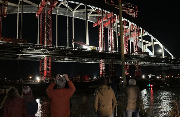 De  monsterklus is gelukt, weg is de lekbrug