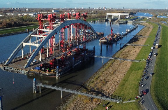 Stukken van de Lekbrug Vianen worden naar Schiedam gebracht