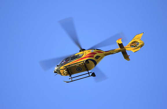 Te water raking auto in Vianen, bestuurder met spoed naar ziekenhuis