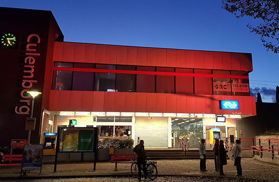 Gebouwen in de regio kleuren oranje voor Orange the World
