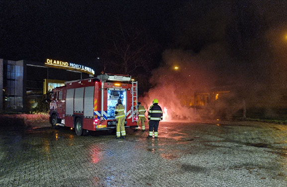 Auto in de brand op terrein brandweerkazerne in Waardenburg