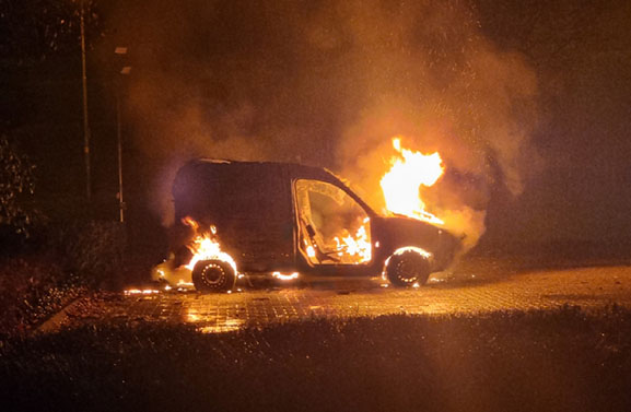 Auto in de brand op terrein brandweerkazerne in Waardenburg