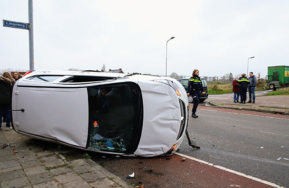 Auto belandt op zijkant na aanrijding in Geldermalsen