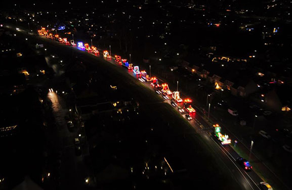 Oranjevereniging Vianen scoort met Kersttour verlichte vrachtwagens