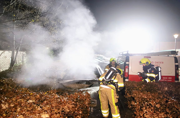 Auto verwoest door brand in Lienden