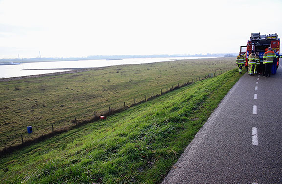 Twee vaten gedumpt aan de Waalbandijk in Heeselt