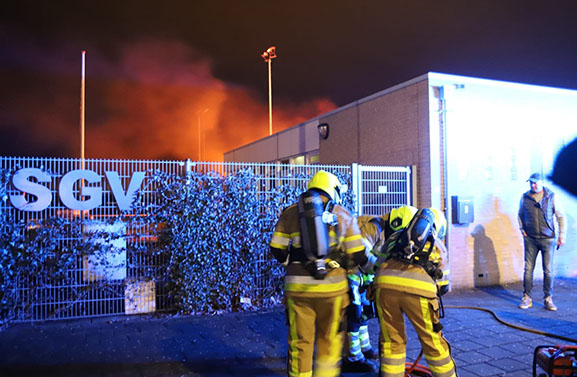 Buitenbrand bij korfbalvereniging SGV in Culemborg verwoest deuren