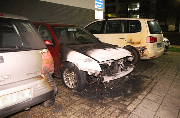 Scooter en drie auto's  beschadigd door branden in Tiel