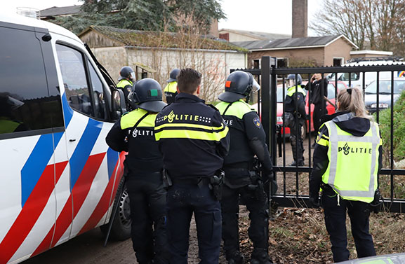 Politie ontruimt illegaal feest bij steenfabriek Roodvoet in Rijswijk