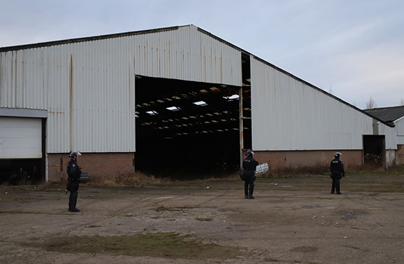 Politie ontruimt illegaal feest bij steenfabriek Roodvoet in Rijswijk