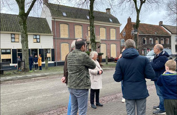 Markt in Beusichem lijkt wel 'oorlogsgebied' door vuurwerkbom