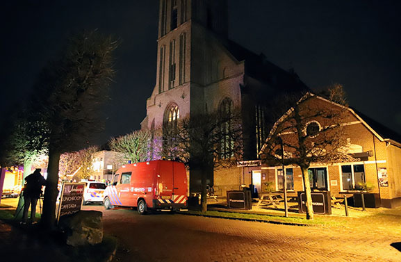 Brandweer rukt uit voor brand in Rooms Katholieke Kerk in Beesd