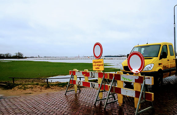 Waalkade in Tiel gedeeltelijk afgesloten vanwege het wassende water