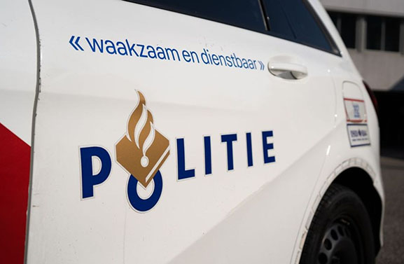 Lange achtervolging eindigt in de sloot bij politiebureau