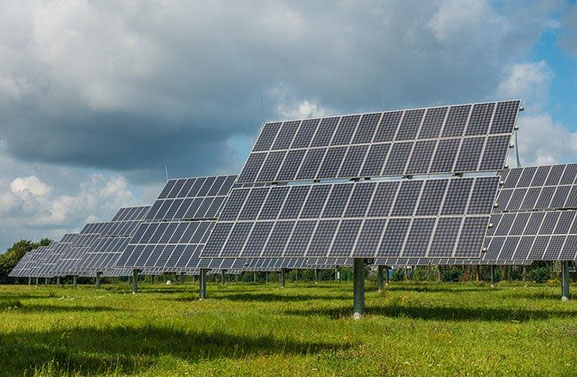 Aanleg zonnepark langs A15 bij Geldermalsen in volle gang