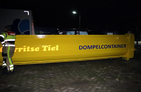 Brandweer vult dompelcontainer met water voor elektrische auto