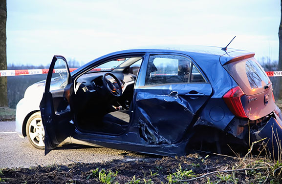 Twee personenauto's met elkaar in botsing op de Veerweg in Beesd