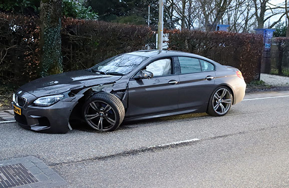 Twee personenauto's met elkaar in botsing op de Veerweg in Beesd