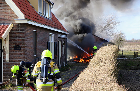 Caravan gaat in vlammen op in Wadenoijen