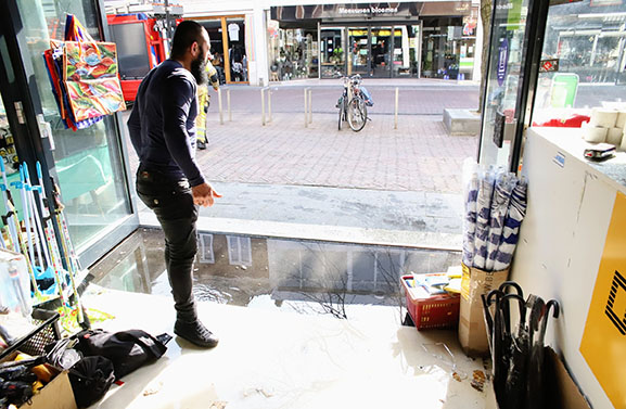 Veel waterschade aan diverse panden in de Waterstraat in Tiel