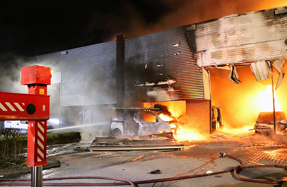 Grote brand in bedrijfspand heeft mogelijk verband met eerdere autobranden