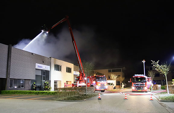 Zeer grote brand verwoest deel bedrijfsverzamelgebouw in Geldermalsen