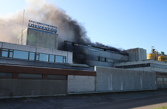 Brand bij Xella beton aan de Waaldijk in Vuren