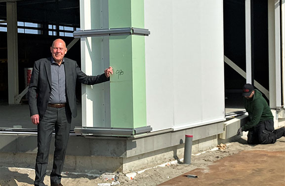 “De bouw van de sporthal loopt prachtig op schema”